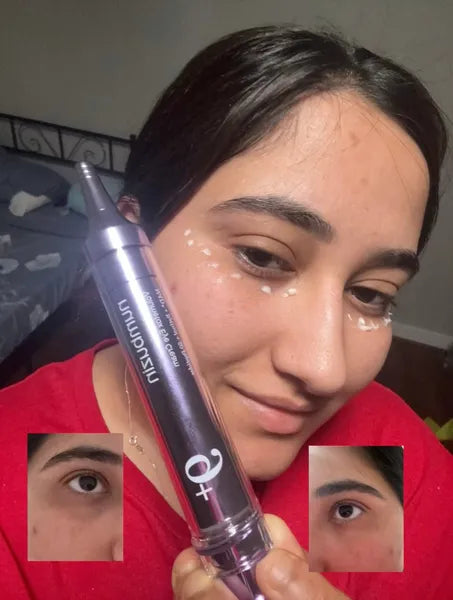 Mujer aplicåndose numbuzin No.9 en el contorno del ojo en la mañana
