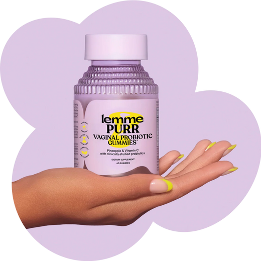 Frasco de Lemme Purr en la mano